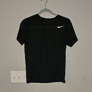 NIKE Womens Sz XS Black And White Active Top. Shorts Sleeve Nwots!